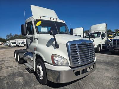 Freightliner Cascadia 125 Day Cab Truck - 450HP, 12 Speed Automatic