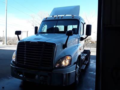 Freightliner Cascadia 125 Day Cab Truck - 450HP, 12 Speed Automatic