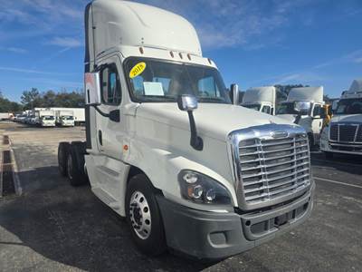 Freightliner Cascadia 125 Day Cab Truck - 455HP, 12 Speed Automatic