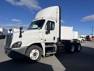 Freightliner Cascadia 125 Day Cab Truck - 455HP, 12 Speed Automatic