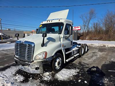 Freightliner Cascadia 125 Day Cab Truck - 450HP, 12 Speed Automatic
