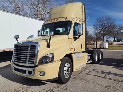 Freightliner Cascadia 125 Day Cab Truck - 455HP, 12 Speed Automatic
