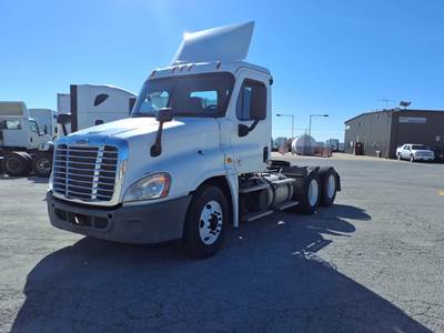 Freightliner Cascadia 125 Day Cab Truck - 450HP, 12 Speed Automatic