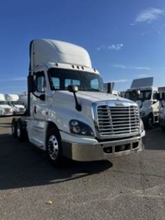 Freightliner Cascadia 125 Day Cab Truck - 455HP, 12 Speed Automatic