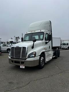 Freightliner Cascadia 125 Day Cab Truck - 455HP, 12 Speed Automatic