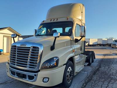 Freightliner Cascadia 125 Day Cab Truck - 455HP, 12 Speed Automatic