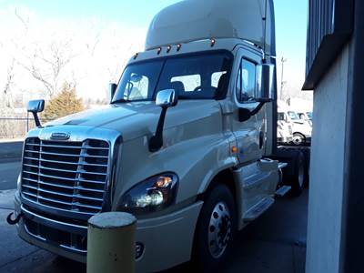 Freightliner Cascadia 125 Day Cab Truck - 455HP, 12 Speed Automatic