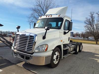 Freightliner Cascadia 125 Day Cab Truck - 450HP, 12 Speed Automatic