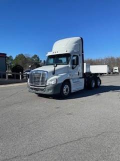 Freightliner Cascadia 125 Day Cab Truck - 450HP, 6 Speed Automatic