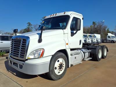 Freightliner Cascadia 125 Day Cab Truck - 450HP, 10 Speed Manual