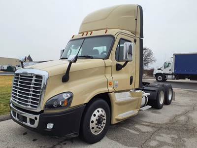 Freightliner Cascadia 125 Day Cab Truck - 455HP, 12 Speed Automatic