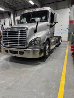 Freightliner Cascadia 125 Day Cab Truck - 400HP, 10 Speed Manual