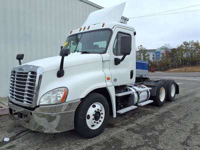 Freightliner Cascadia 125 Day Cab Truck - 450HP, 12 Speed Automatic