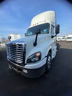 Freightliner Cascadia 125 Day Cab Truck - 455HP, 12 Speed Automatic