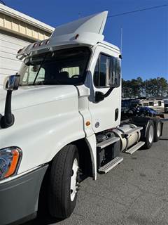 Freightliner Cascadia 125 Day Cab Truck - 450HP, 12 Speed Automatic