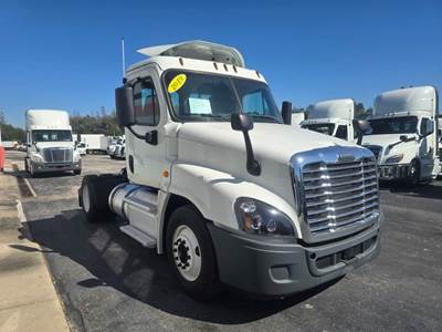 Freightliner Cascadia 125 Single Axle Day Cab Truck - 410HP, 10 Speed Manual