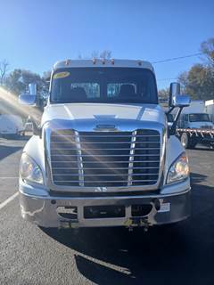 Freightliner Cascadia 125 Single Axle Day Cab Truck - 410HP, 12 Speed Automatic