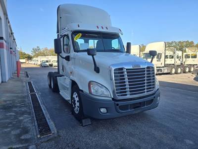 Freightliner Cascadia 125 Day Cab Truck - 450HP, 6 Speed Automatic