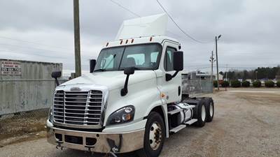 Freightliner Cascadia 125 Day Cab Truck - 455HP, 12 Speed Automatic