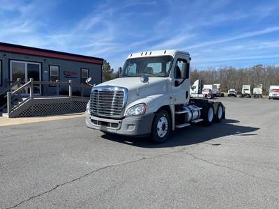 Freightliner Cascadia 125 Day Cab Truck - 450HP, 10 Speed Manual