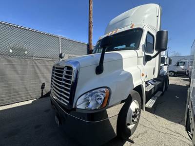 Freightliner Cascadia 125 Day Cab Truck - 450HP, 10 Speed Manual