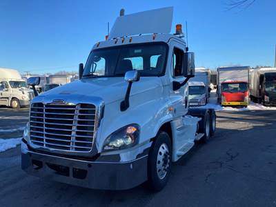Freightliner Cascadia 125 Day Cab Truck - 450HP, 10 Speed Manual