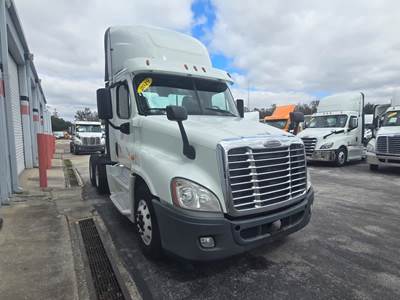 Freightliner Cascadia 125 Day Cab Truck - 450HP, 6 Speed Automatic