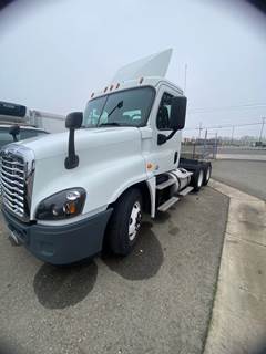 Freightliner Cascadia 125 Day Cab Truck - 450HP, 10 Speed Automatic