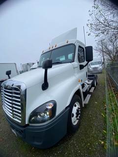Freightliner Cascadia 125 Day Cab Truck - 450HP, 10 Speed Automatic