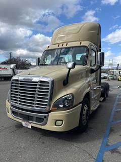 Freightliner Cascadia 125 Day Cab Truck - 455HP, 12 Speed Automatic