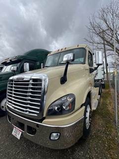 Freightliner Cascadia 125 Day Cab Truck - 475HP, 12 Speed Automatic