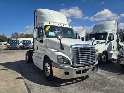 Freightliner Cascadia 125 Single Axle Day Cab Truck - 400HP, 10 Speed Manual