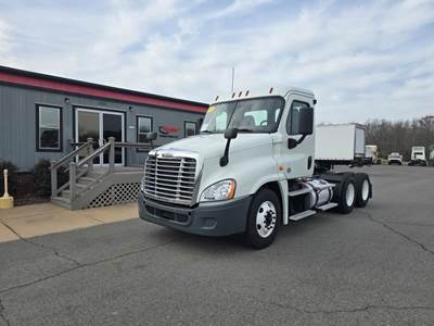 Freightliner Cascadia 125 Day Cab Truck - 450HP, 10 Speed Manual