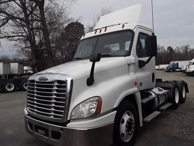 Freightliner Cascadia 125 Day Cab Truck - 455HP, 10 Speed Manual
