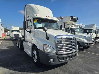 Freightliner Cascadia 125 Day Cab Truck - 450HP, 6 Speed Automatic