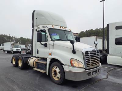 Freightliner Cascadia 125 Day Cab Truck - 455HP, 12 Speed Automatic