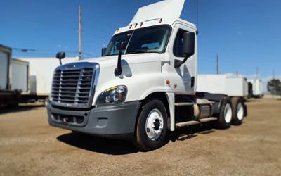 Freightliner Cascadia 125 Day Cab Truck - 455HP, 12 Speed Automatic