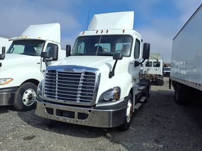 Freightliner Cascadia 125 Day Cab Truck - 450HP, 12 Speed Automatic