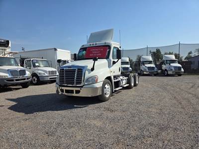 Freightliner Cascadia 125 Day Cab Truck - 450HP, 12 Speed Automatic