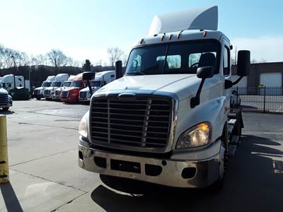 Freightliner Cascadia 125 Day Cab Truck - 450HP, 12 Speed Automatic