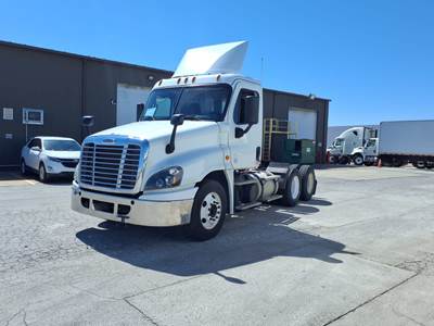 Freightliner Cascadia 125 Day Cab Truck - 455HP, 12 Speed Automatic