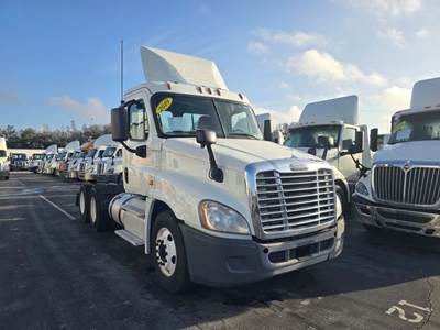 Freightliner Cascadia 125 Day Cab Truck - 450HP, 12 Speed Automatic