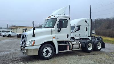 Freightliner Cascadia 125 Day Cab Truck - 450HP, 12 Speed Automatic