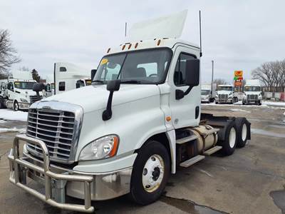 Freightliner Cascadia 125 Day Cab Truck - 450HP, 12 Speed Automatic