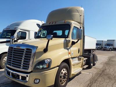 Freightliner Cascadia 125 Day Cab Truck - 455HP, 12 Speed Automatic