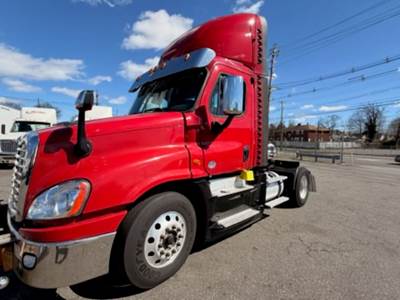 Freightliner Cascadia 125 Single Axle Day Cab Truck - 455HP, 12 Speed Automatic
