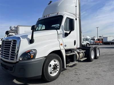 Freightliner Cascadia 125 Day Cab Truck - 455HP, 12 Speed Automatic