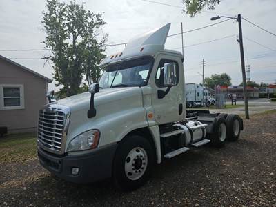 Freightliner Cascadia 125 Day Cab Truck - 450HP, 10 Speed Automatic