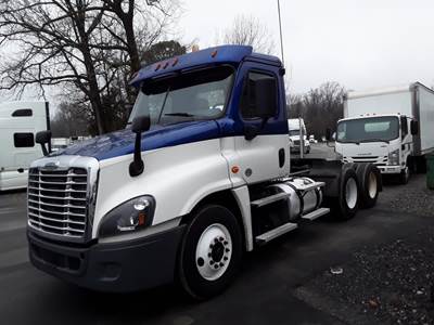 Freightliner Cascadia 125 Day Cab Truck - 455HP, 12 Speed Automatic