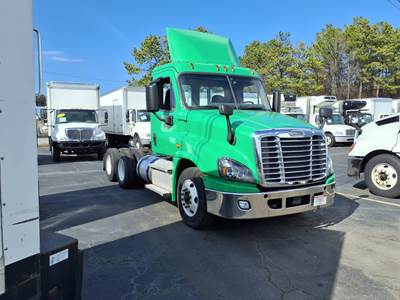 Freightliner Cascadia 125 Day Cab Truck - 450HP, 12 Speed Automatic